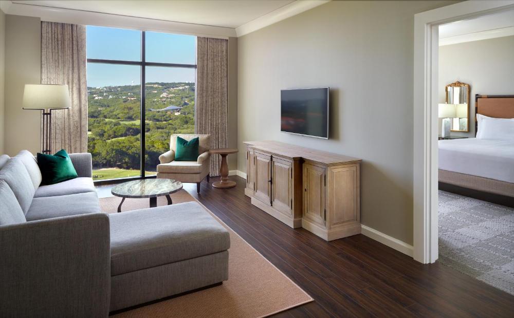 Signature Fairways Suite
- 1 King Bed interior